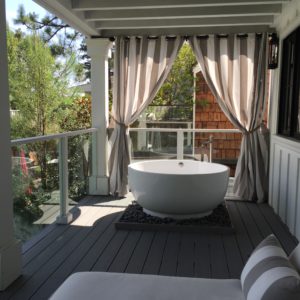 love the balcony bathtub!
